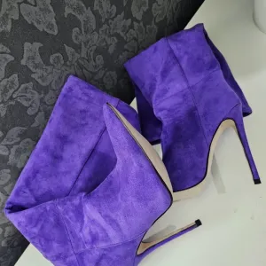 Nove nikad nosene cizme