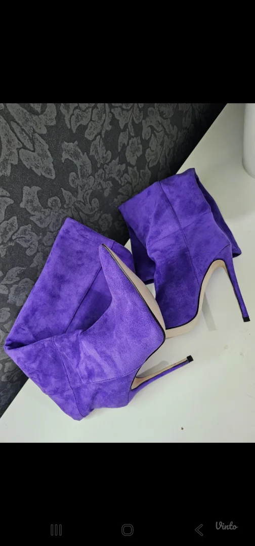 Nove nikad nosene cizme