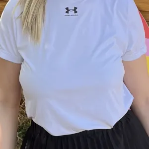 Under armour bela majica