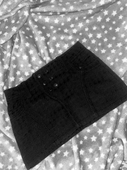Crna mini suknja