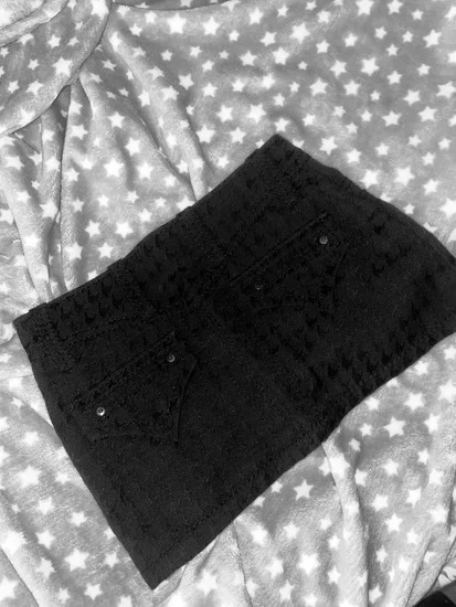 Crna mini suknja