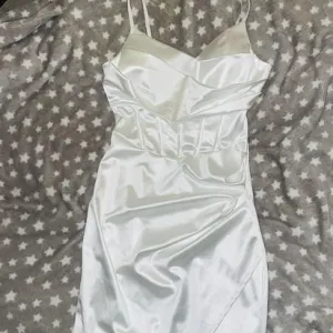 Elegantna bela haljinica✨🪩🤍