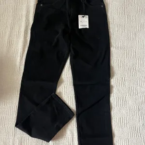 Zara nove crne farmerke