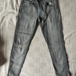 Zara slim fit farmerke 38