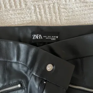 Zara kožne pantalone