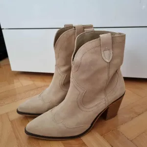 Stradivarius kozne kaubojke