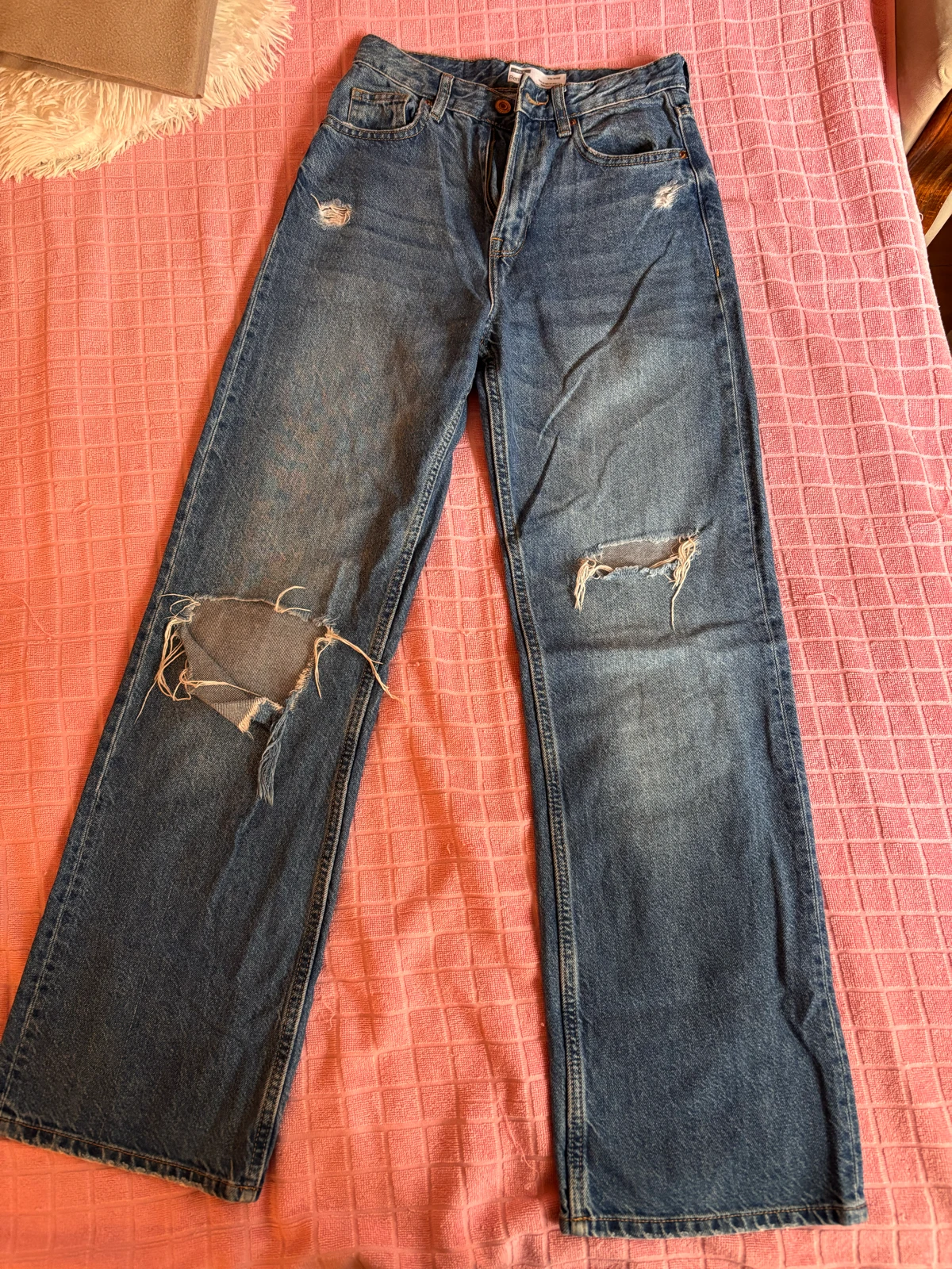 Bershka iscepane farmerke 34