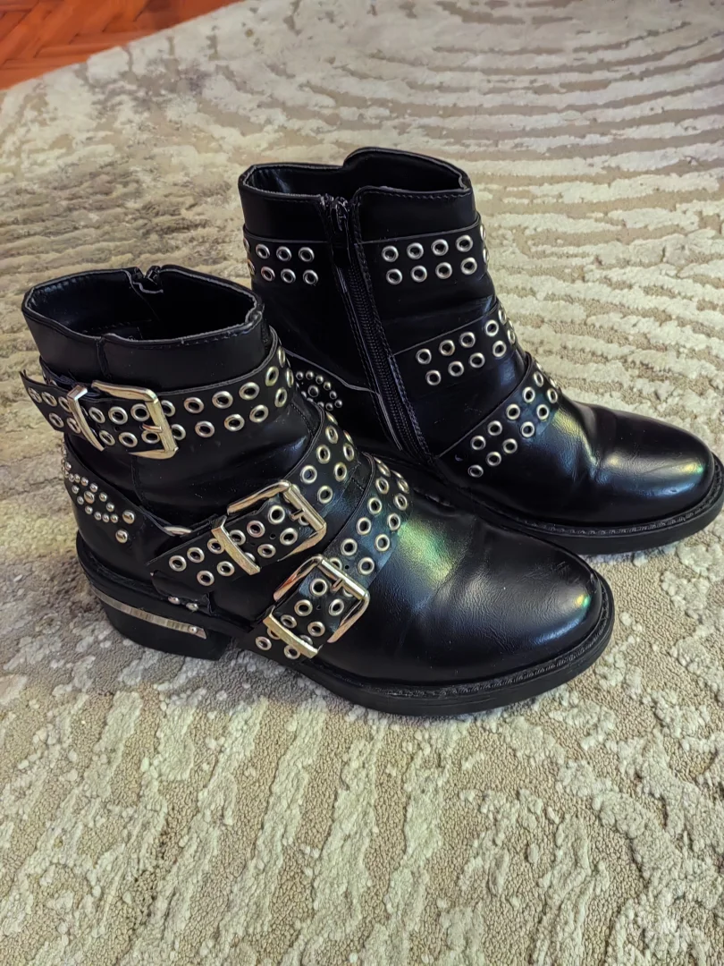 Crne kožne bajkerske čizme