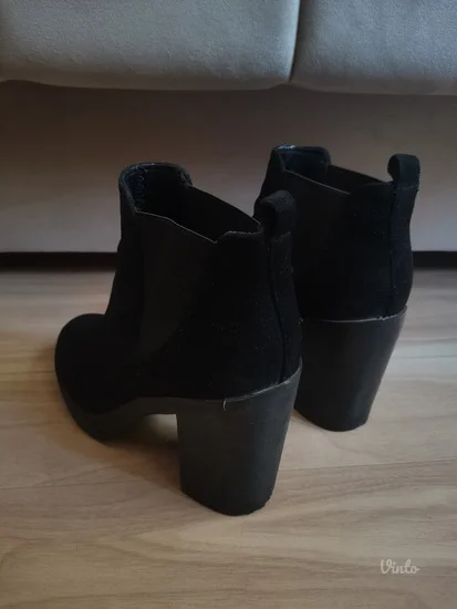 New Yorker crne čizmice na štiklu