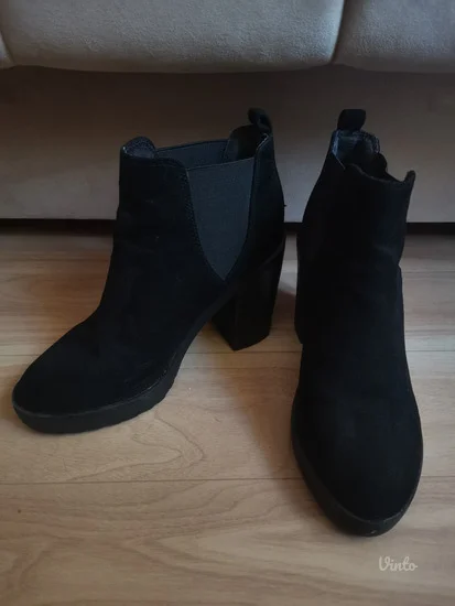 New Yorker crne čizmice na štiklu