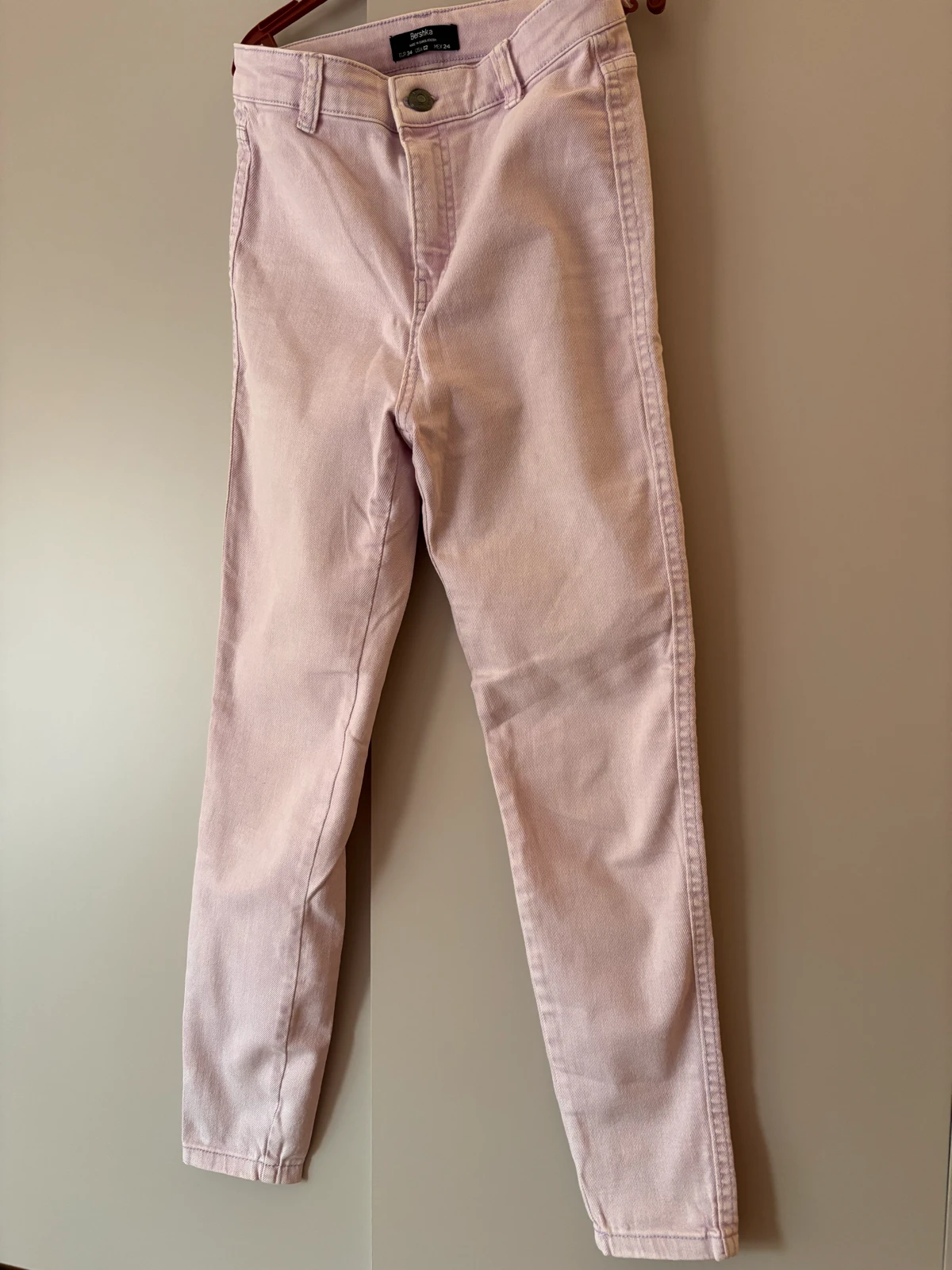 Bershka roze farmerke 34