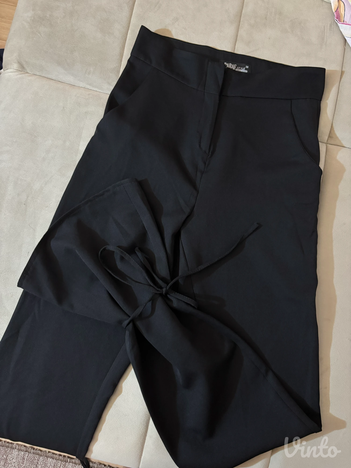 Crne pantalone sa vezicama na nogavicama