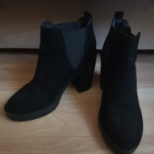 New Yorker crne čizmice na štiklu