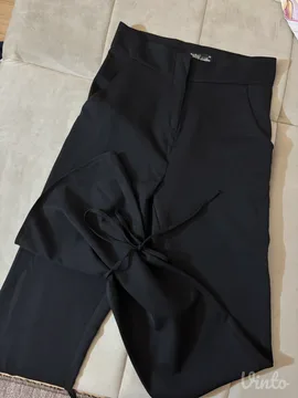 Crne pantalone sa vezicama na nogavicama
