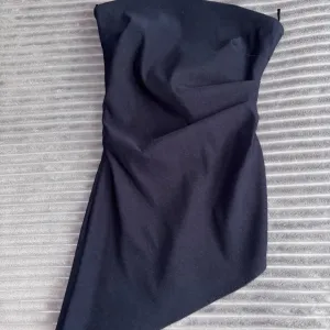 Zara asimetricni top