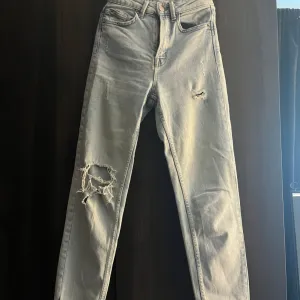Stradivarius Mom jeans farmerke svetli teksas