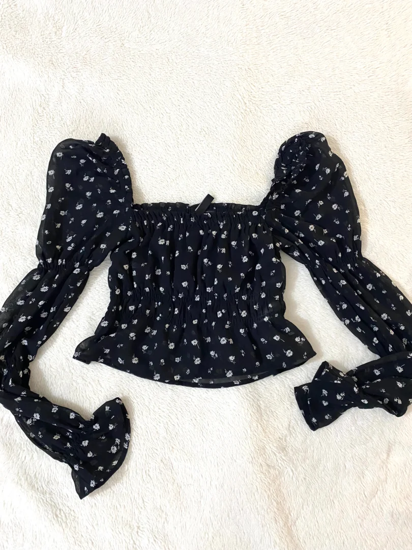 H&M cvetna crna providna bluza