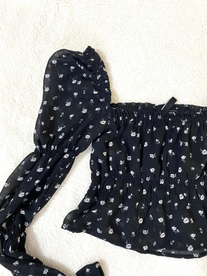 H&M cvetna crna providna bluza