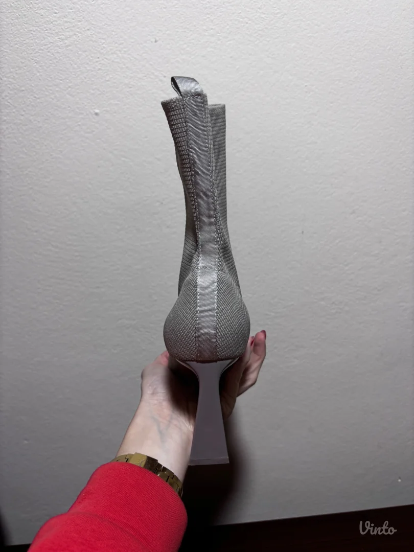 Sive gležnjače na štiklu, RESERVED