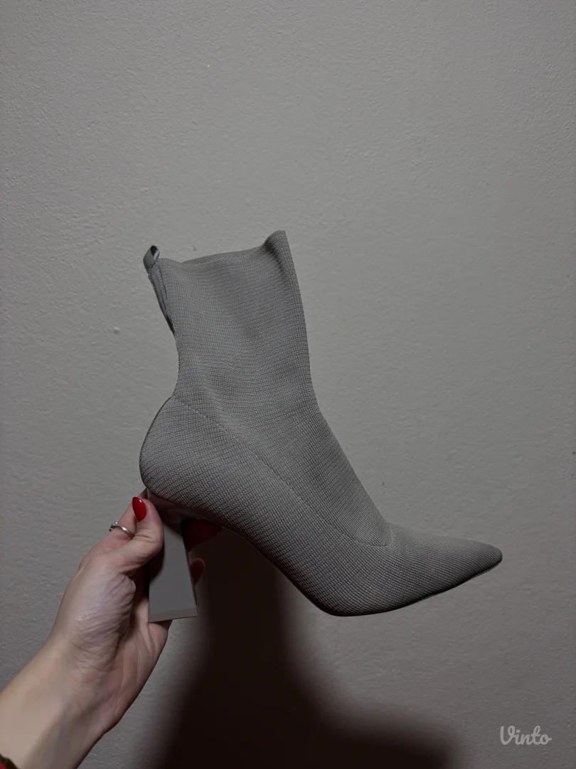 Sive gležnjače na štiklu, RESERVED