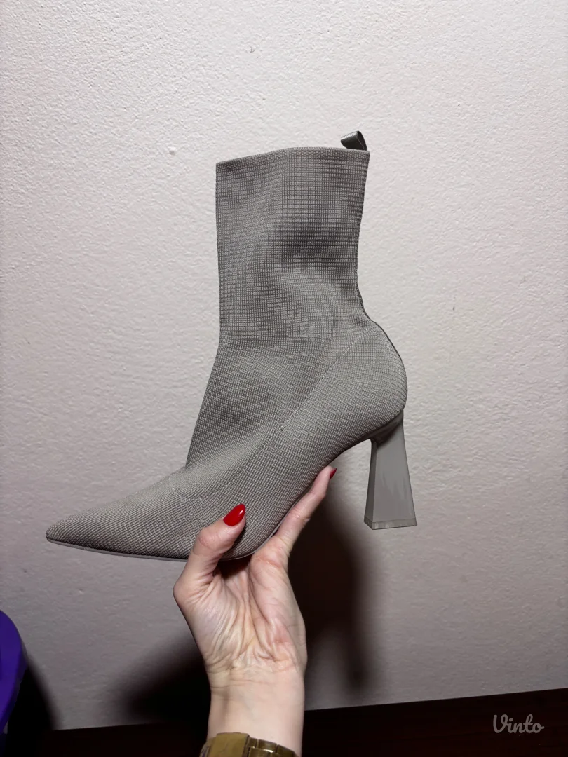 Sive gležnjače na štiklu, RESERVED