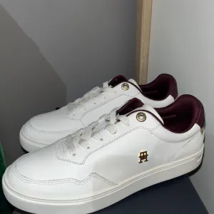 Tommy Hilfiger patike 39 NOVE