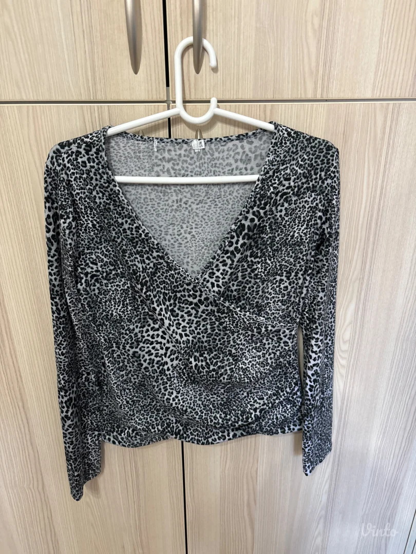 Leopard print bluza sa V izrezom