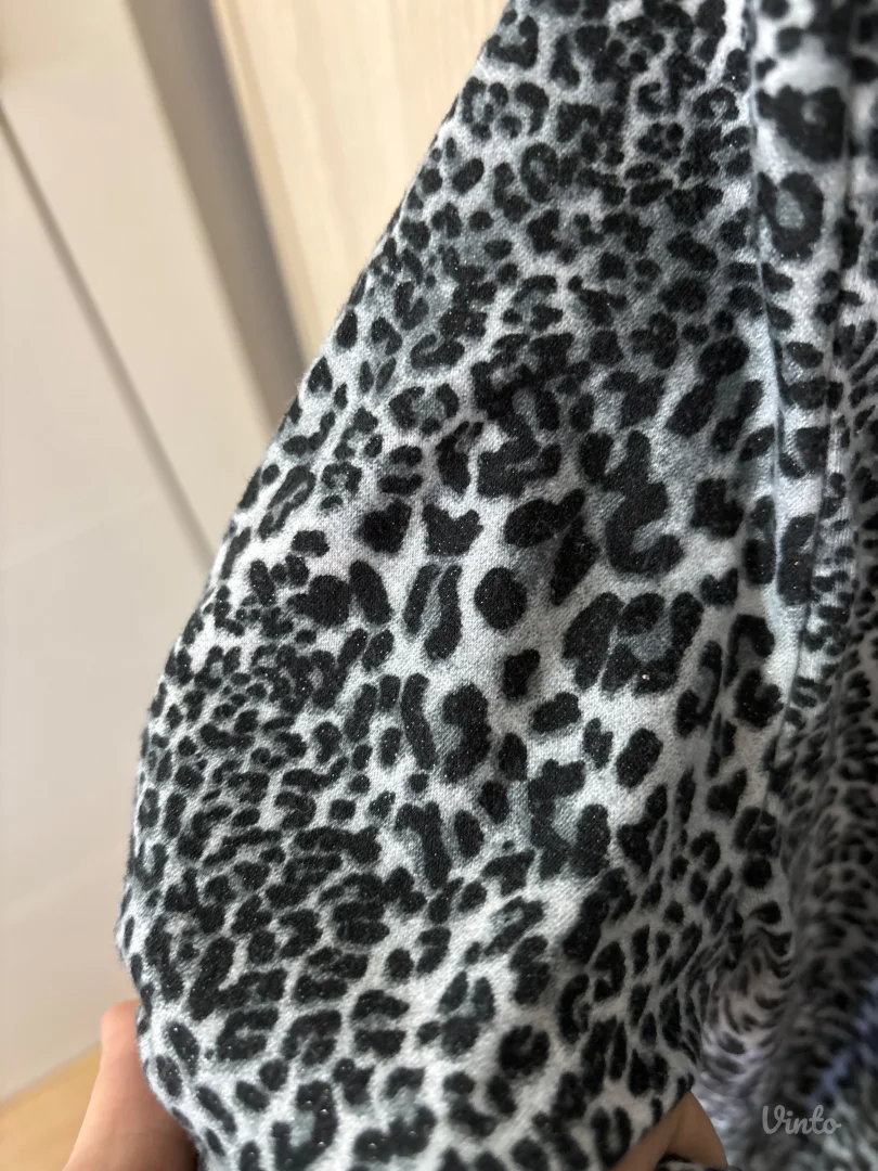 Leopard print bluza sa V izrezom