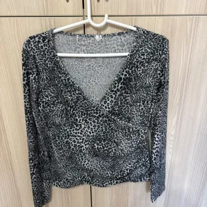 Leopard print bluza sa V izrezom