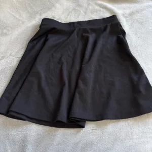 FB sister crna suknja