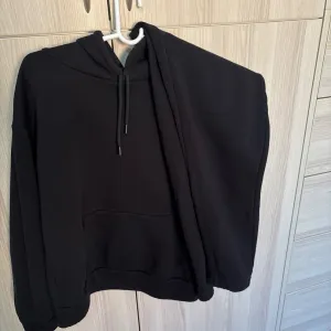 Crni komplet trenerica + duks