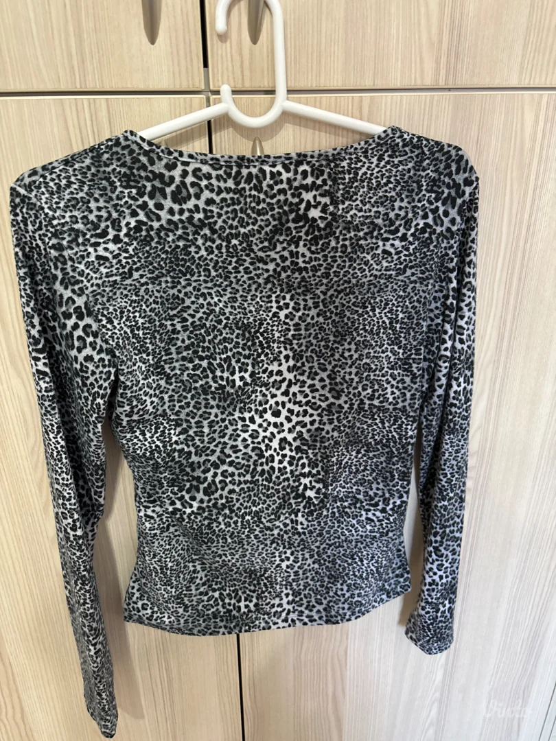 Leopard print bluza sa V izrezom