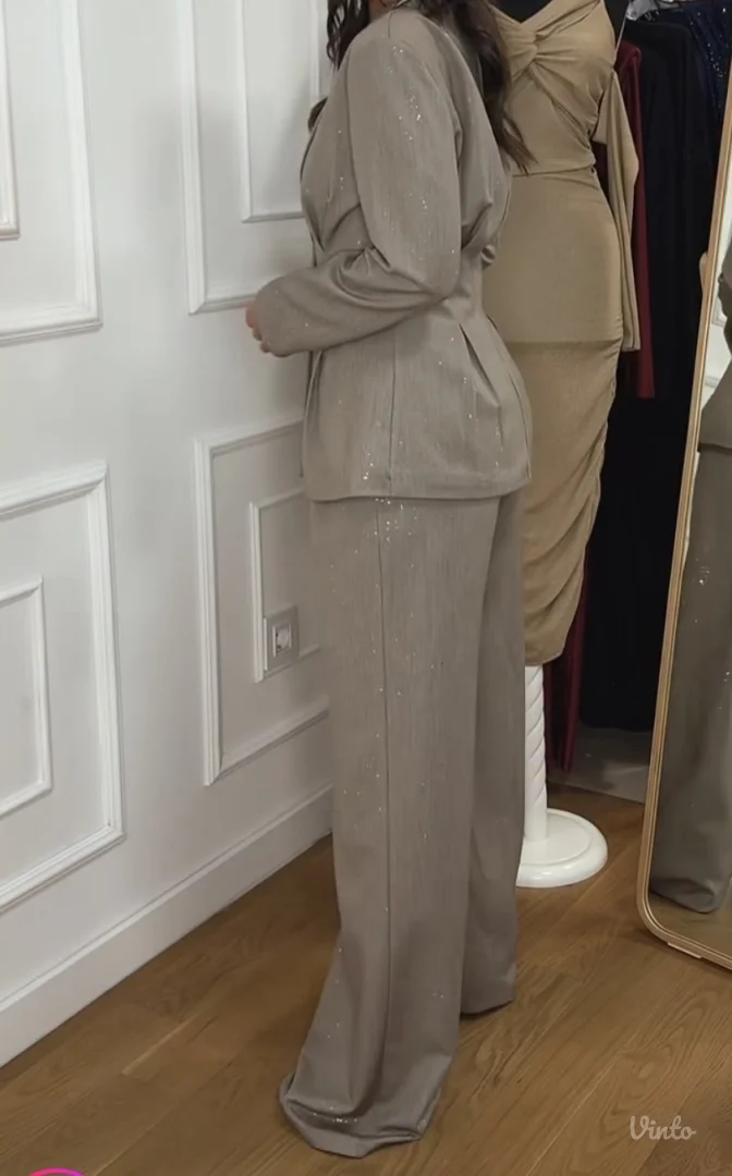 Elegantno zensko odelo