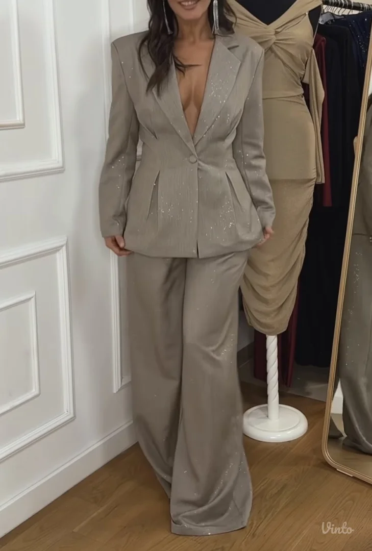 Elegantno zensko odelo