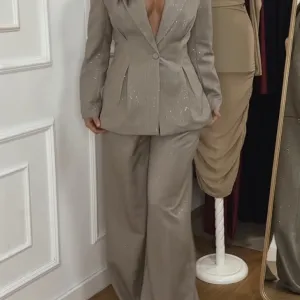 Elegantno zensko odelo