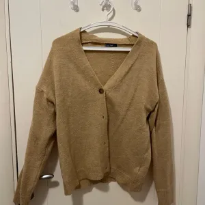 bež kardigan