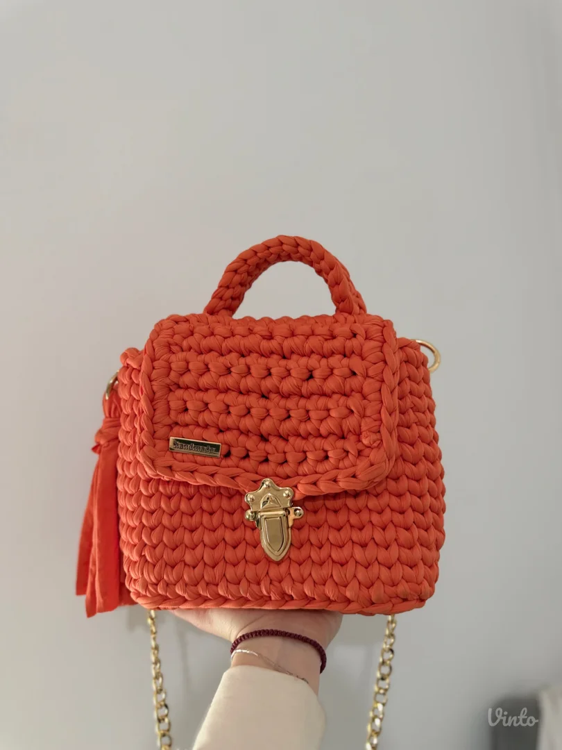 Pletena handmade narandzasta torbica