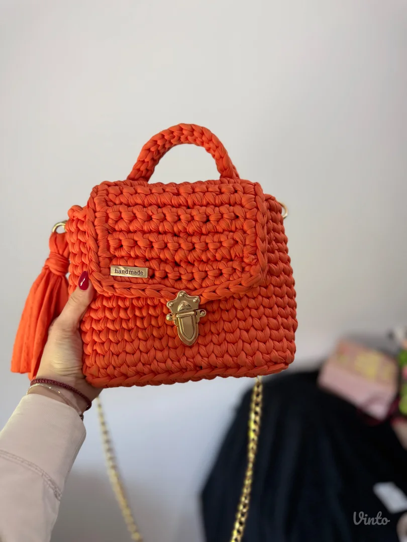 Pletena handmade narandzasta torbica