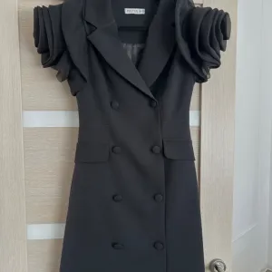 Elegantna crna haljina - sako