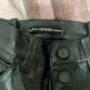 guess kozne pantalone