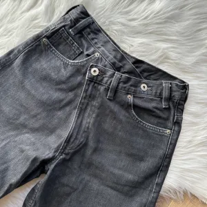 Zara - viralne farmerke sa asimetricnim kopcanjem