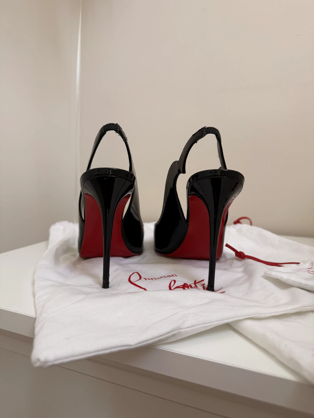Louboutin Hot Chick Sling štikle
