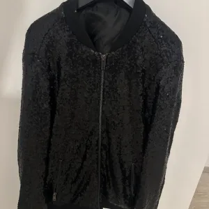 Crna jakna sa šljokicama