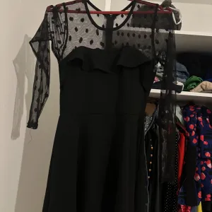 crna kratka haljinica