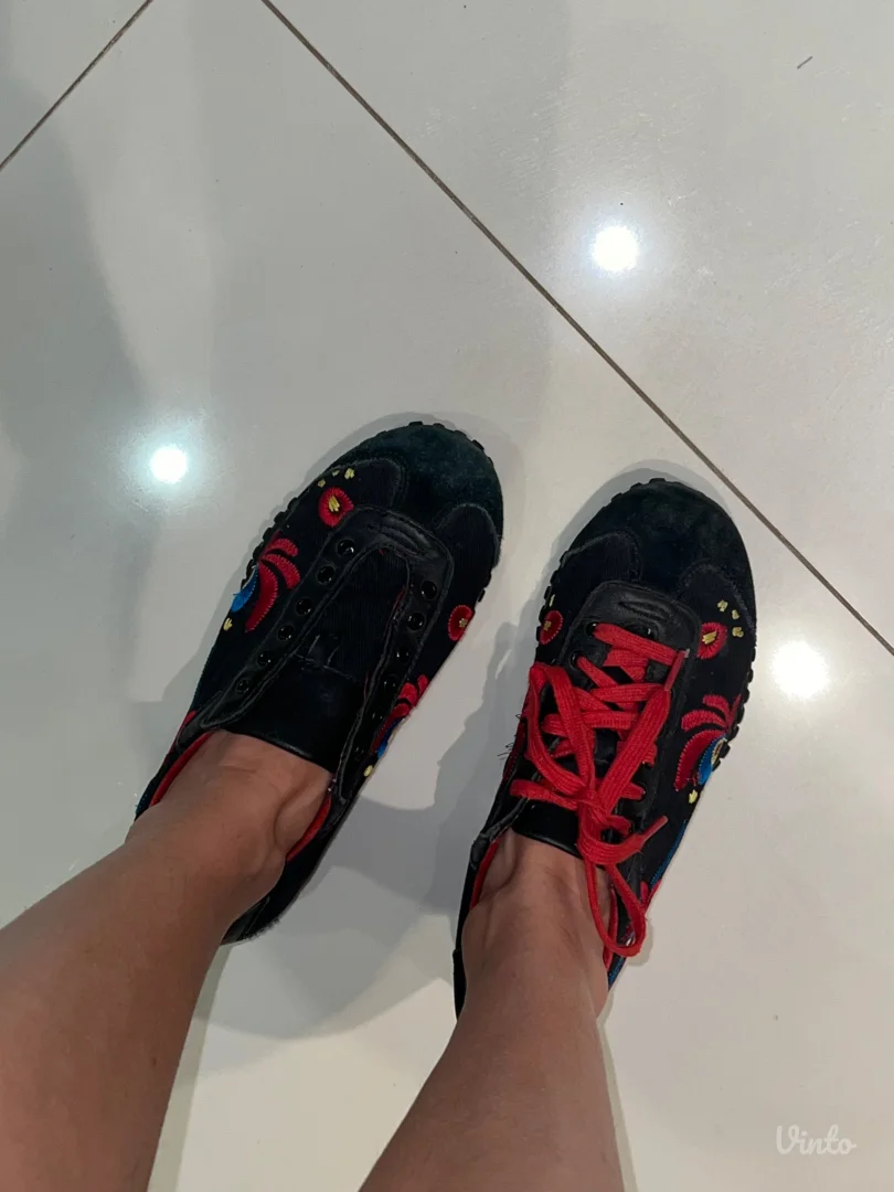 Crne patike sa cvetnim ukrasima