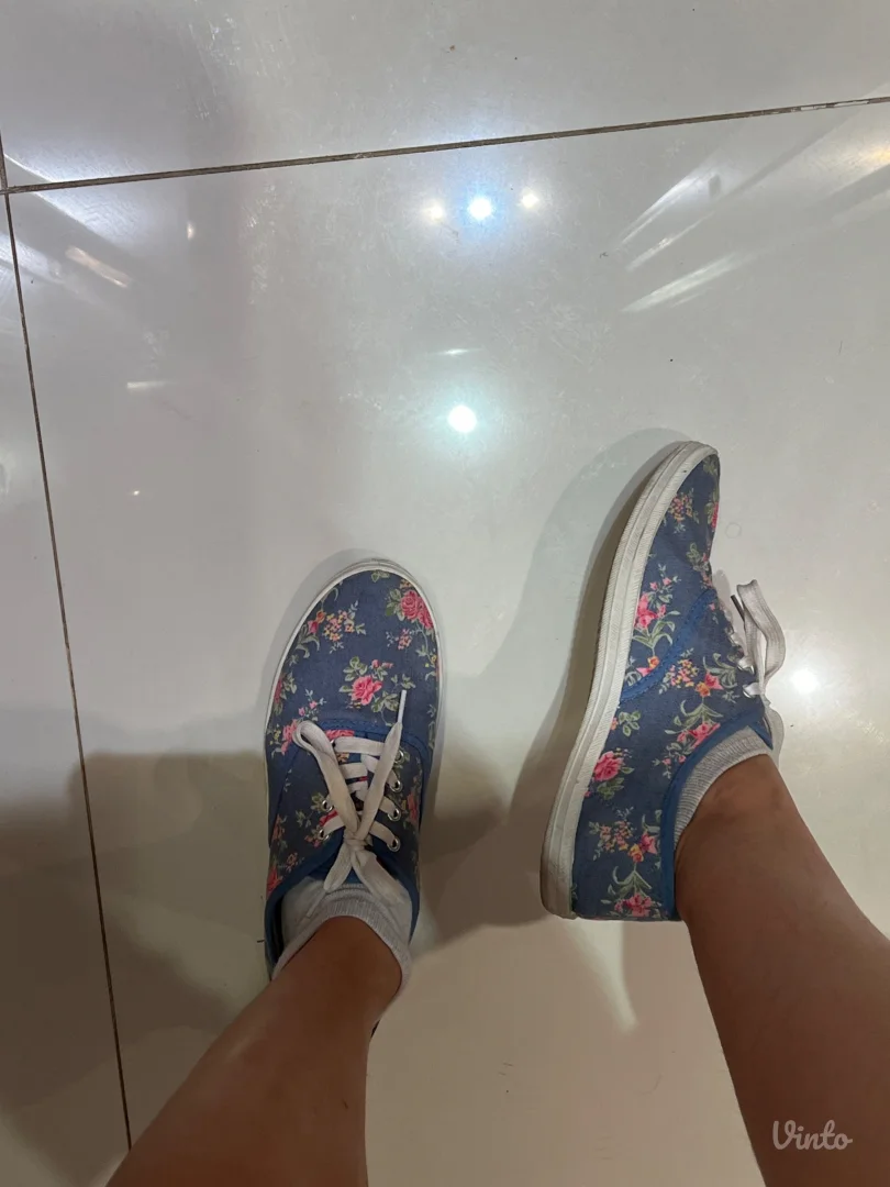 Platnene plave patike sa cveticima