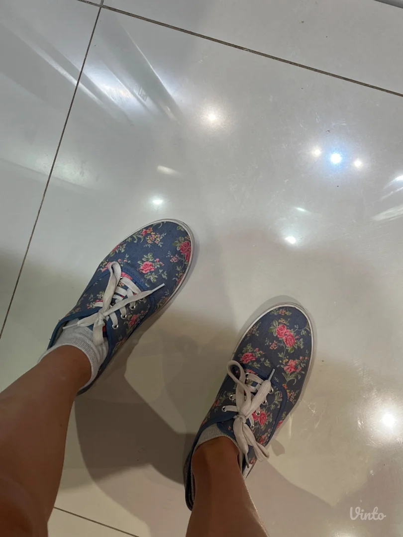 Platnene plave patike sa cveticima