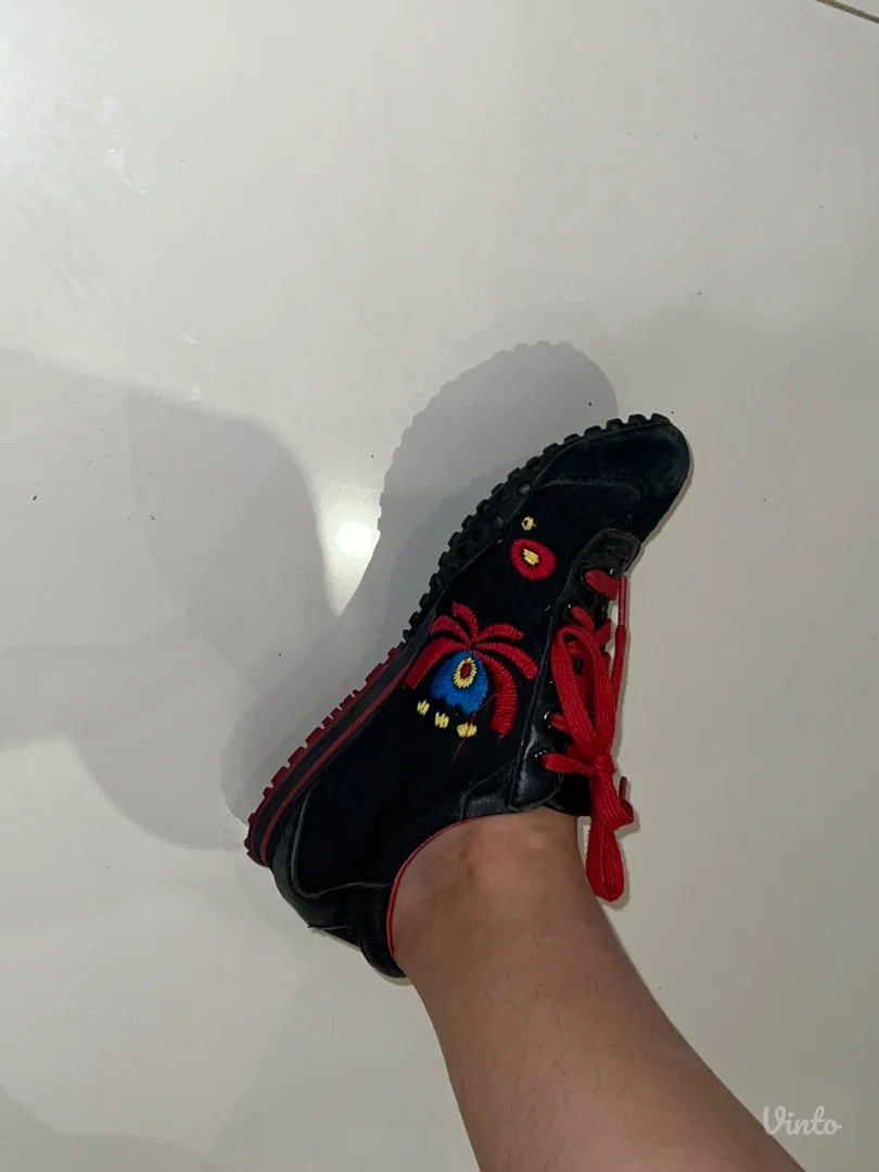 Crne patike sa cvetnim ukrasima