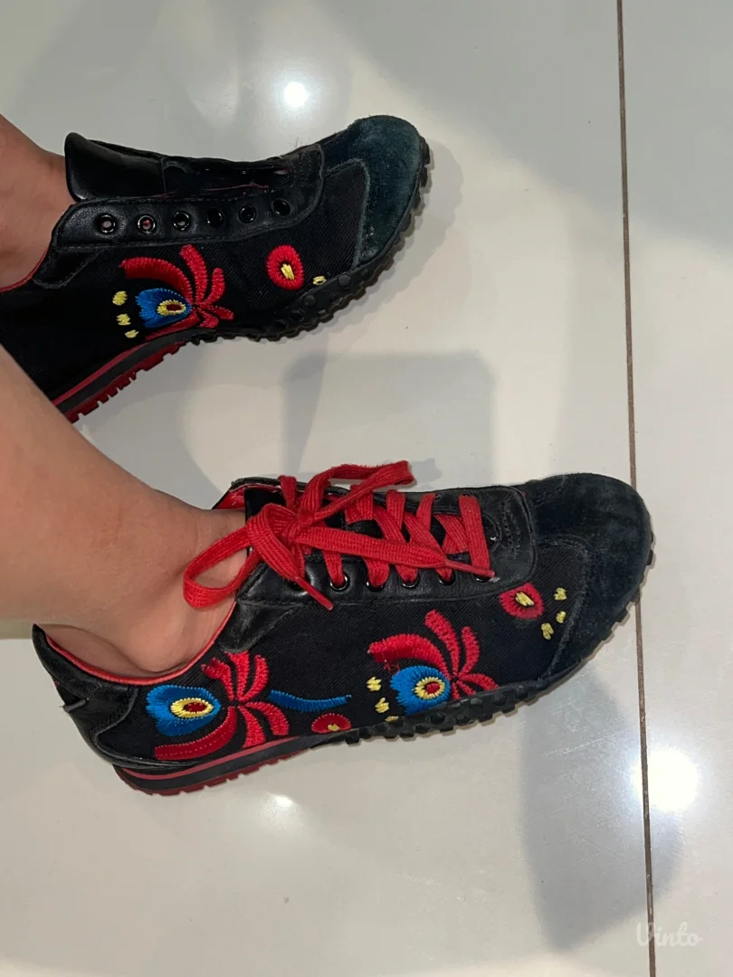 Crne patike sa cvetnim ukrasima