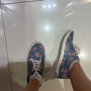 Platnene plave patike sa cveticima